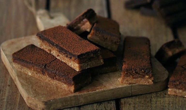 Barrette senza cottura ai datteri cioccolato e burro d’arachidi