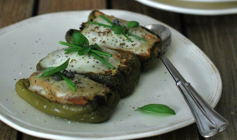 Peperoni verdi ripieni di pane, acciughe e mozzarella