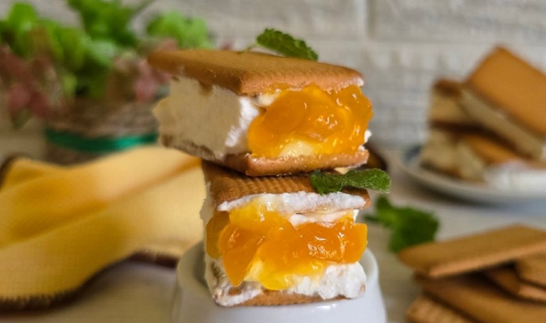 Biscotto gelato alla panna con confettura di pesche & passion fruit