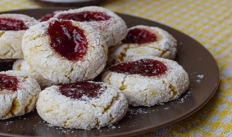 Biscotti alle mandorle con cuore di marmellata