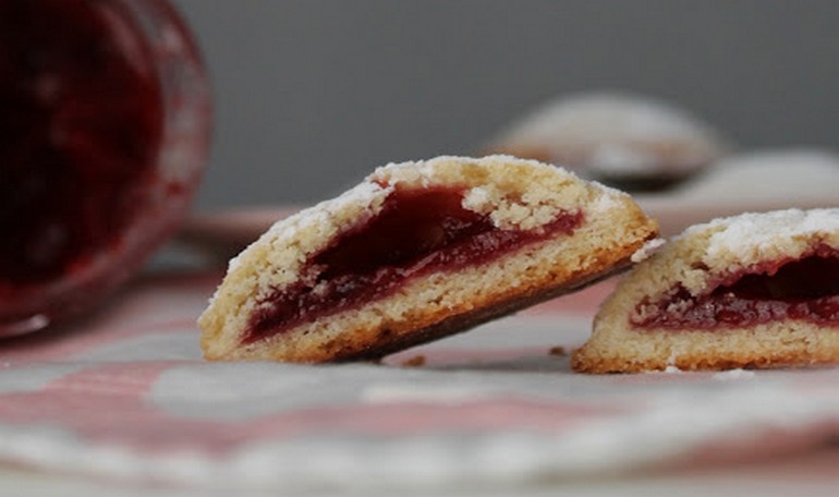 Biscottini con confettura di lamponi