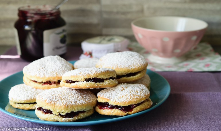 Scones with blackberries jam