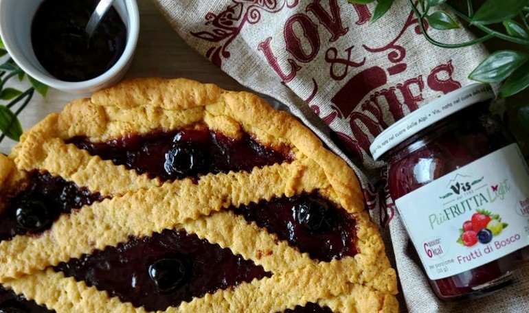 Crostata con confettura ai frutti di bosco