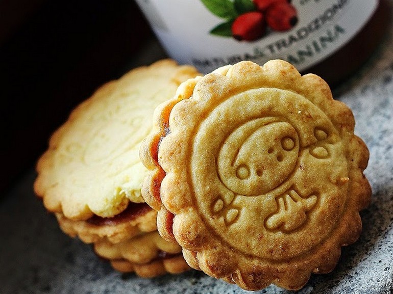 Cookies with spelled flour and rosehip jam