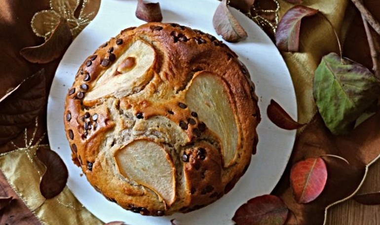 Torta alla crema di marroni, pere e gocce di cioccolato