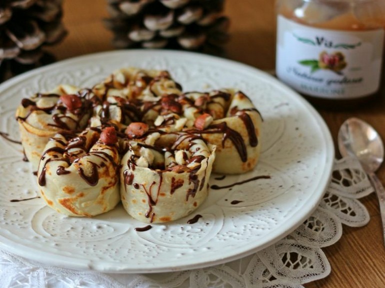 Rose of crepes with chestnut cream, melted chocolate and hazelnuts