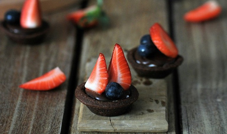 Tartellette ricotta, cioccolato e frutti di bosco