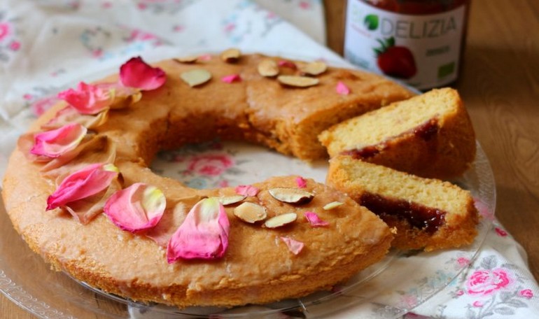 Torta alla confettura di fragole e mandorle