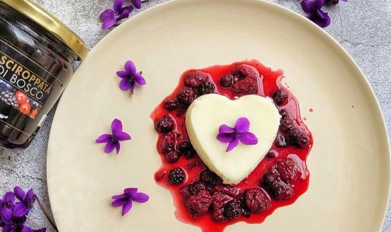 Panna cotta con frutti di bosco