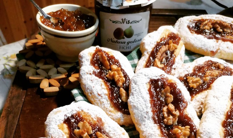 Biscottini di frolla morbida allo yogurt con confettura di fichi e noci