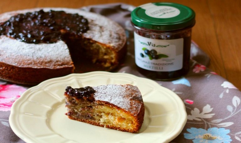 Cake with a soft heart of ricotta and blueberries jam