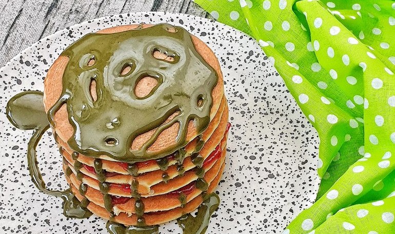 Pancakes farciti con confettura e topping al pistacchio