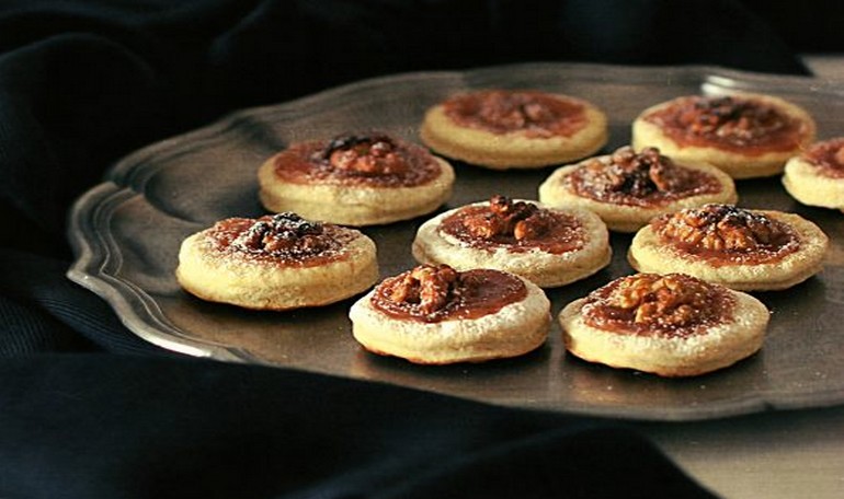 Sweet pizza with chestnut crema and walnuts