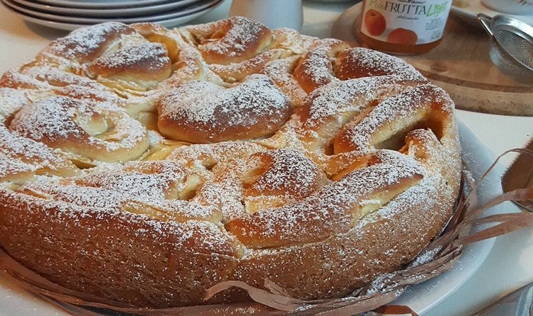 Cake of the roses with apple and apricot jam