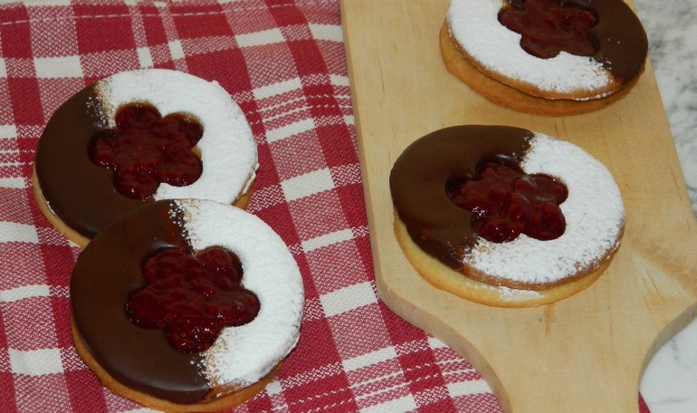 Occhi di bue con marmellata ai lamponi