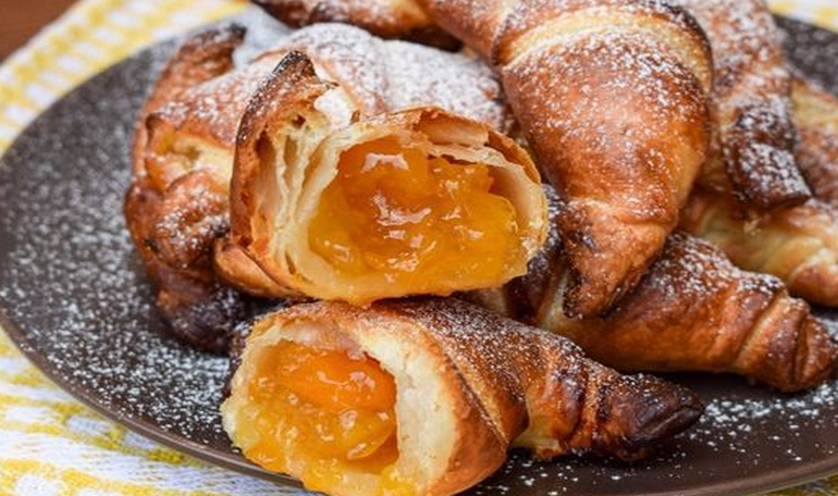 Mini Cornetti di sfoglia con marmellata alle Pesche