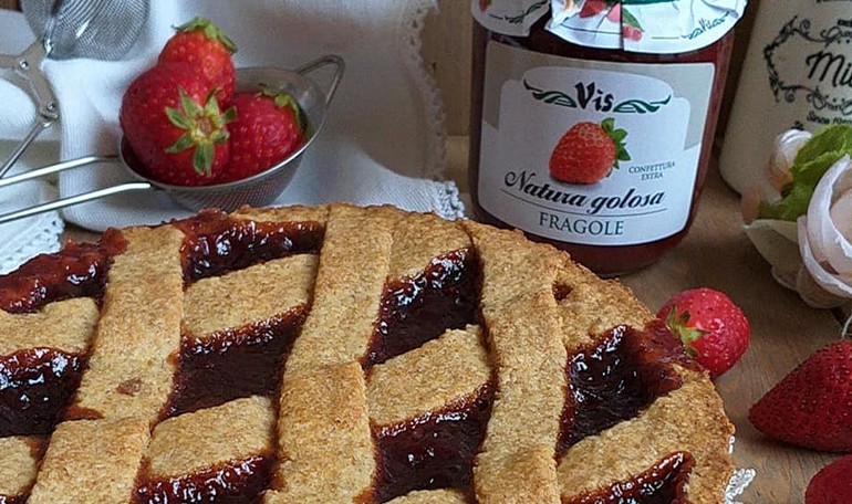 Crostata integrale con confettura di fragole