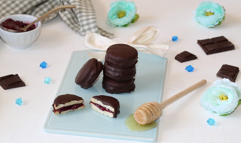 Biscotti con marmellata ricoperti di cioccolato