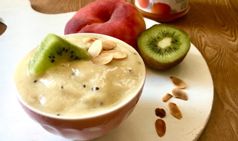 Frozen yogurt with fresh fruit and apricot jam