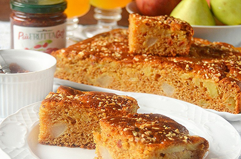 Cake with whole wheat flour, apples, pears and goji jam