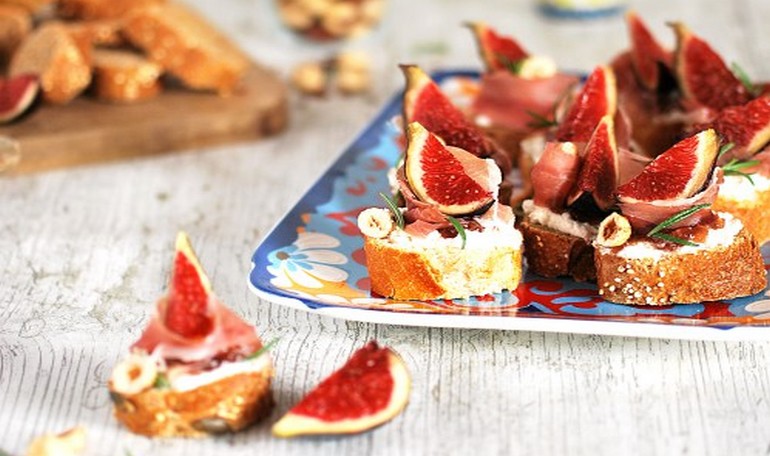 Italian bruschette with figs