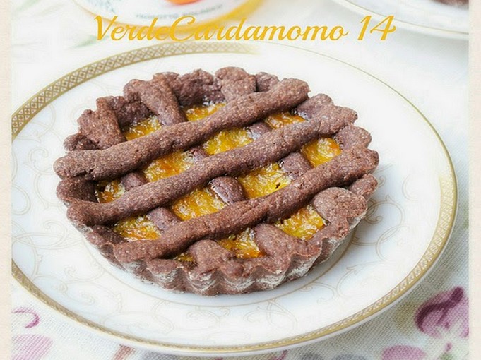 Little tarts with cocoa and caramomum with bitter oranges jam