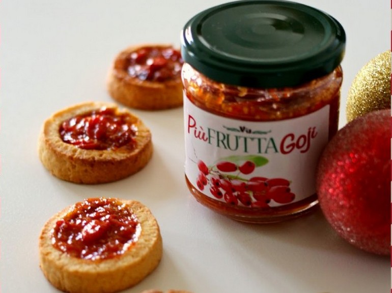 Little tarts with cinnamon, cardamom and goji estra jam