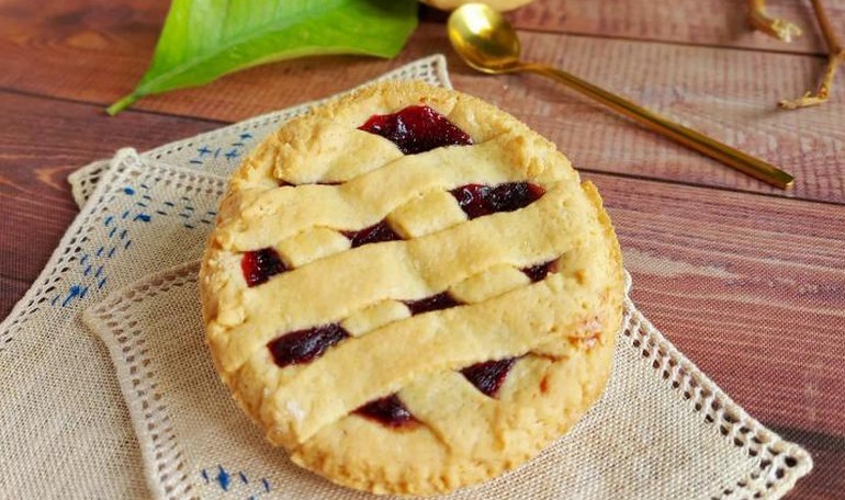 Crostatine con frolla all'olio con marmellata ai frutti di bosco