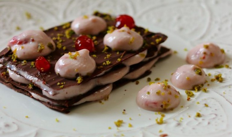 Millefoglie di cioccolato fondente e pistacchi con crema di ricotta e confettura di fragole