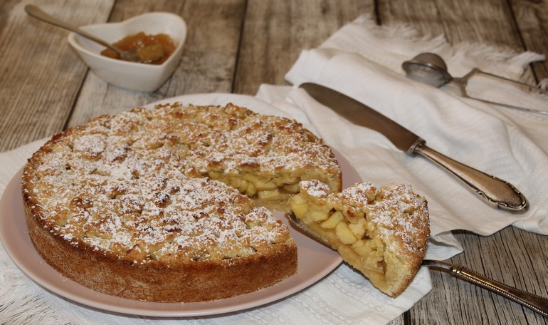Sbriciolata with apples and jam