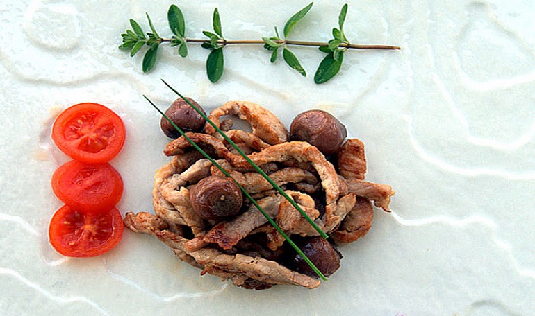 Straccetti di vitello speziati con pesteda e lampascioni