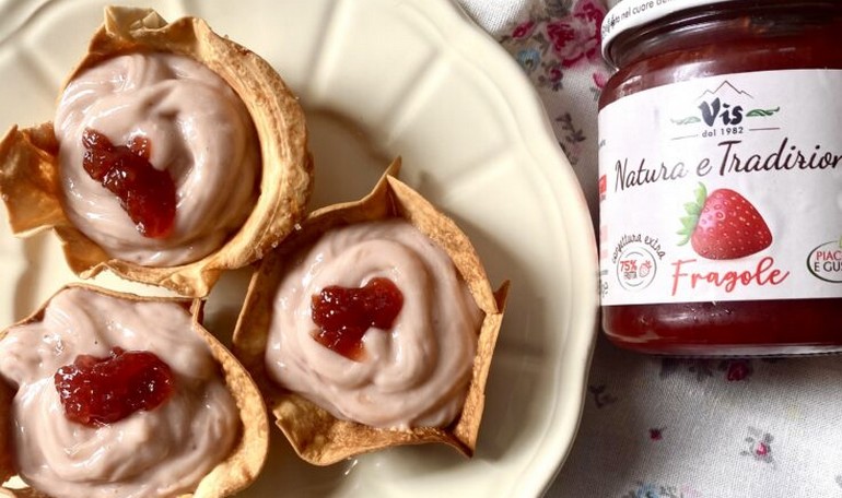 Tartellette alla crema di latte e confettura di fragole