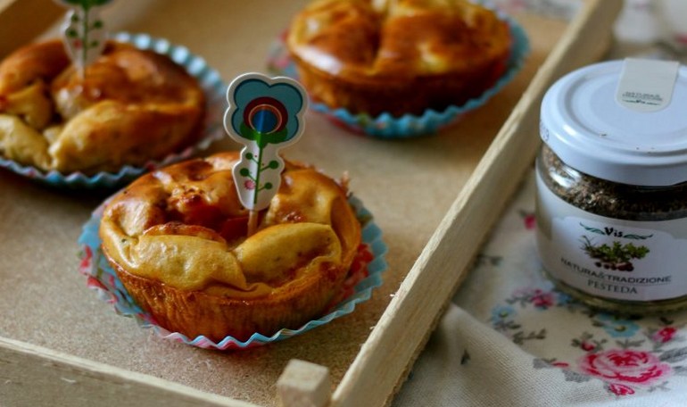 Salted little tarts with ricotta, cherry tomatoes and pistachios