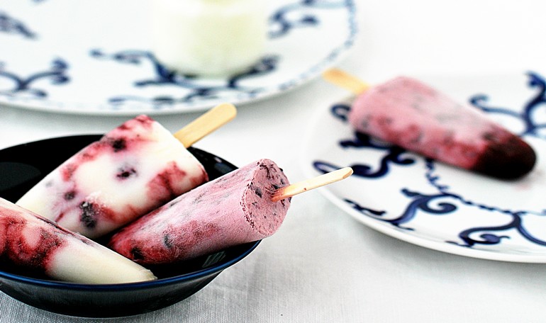 Frozen yogurt popsicles with wild berries