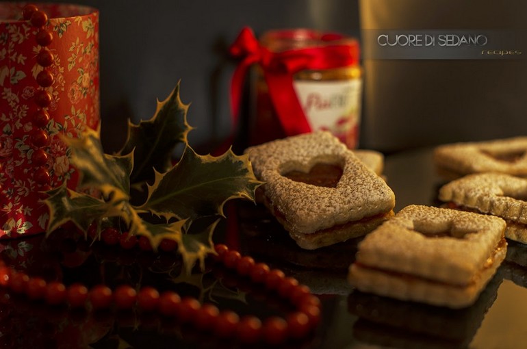 Cereal biscuits with Goji berries jam