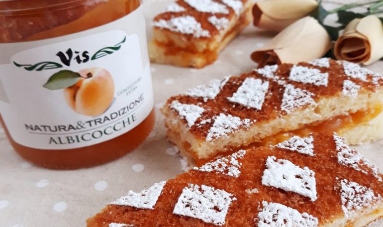 Small pies with ricotta and apricot jam