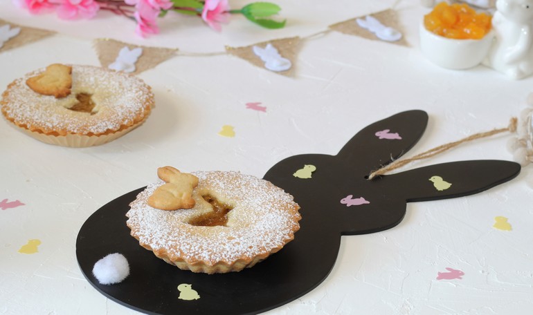 Crostatine con marmellata di pesche e amaretti