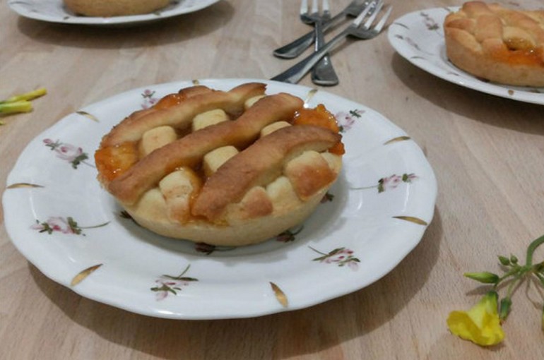 Little pies with jam