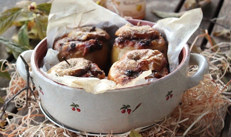 Mele al forno ripiene di confettura, amaretti e altre bontà