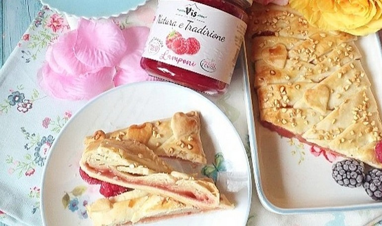 Treccia di pasta Briseè con confettura ai lamponi