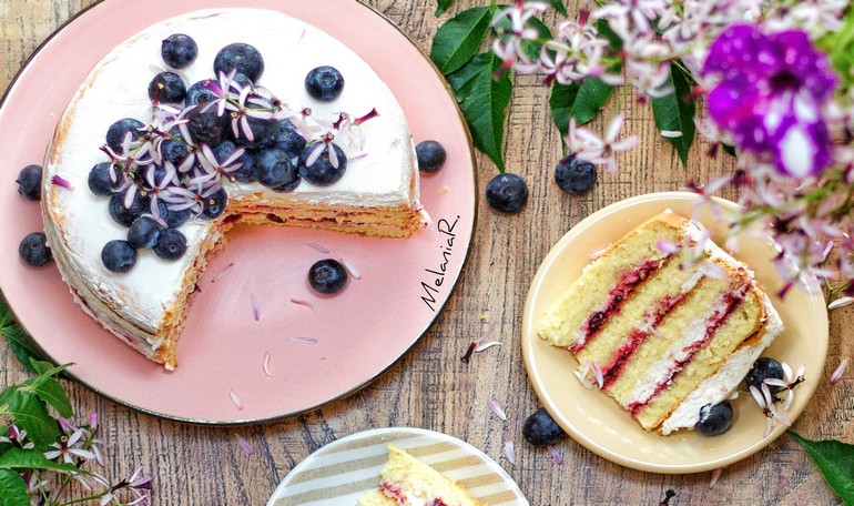 Torta con Crema allo Yogurt Greco e Frutti di Bosco