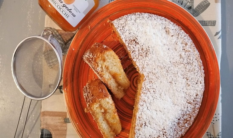 Torta versata con confettura di albicocche