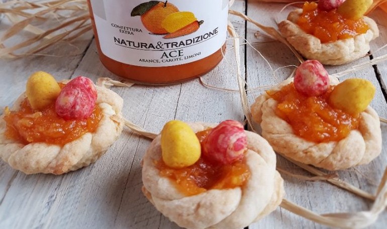 Little Easter basket of short pastry with citrus marmelade