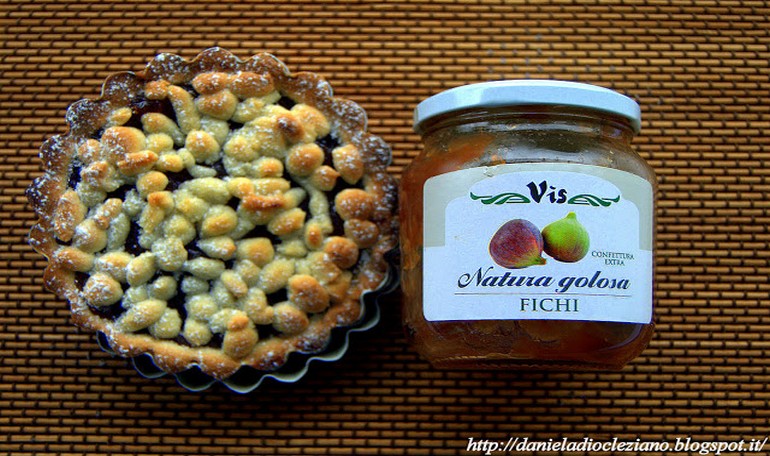 Little tarts with figs jam and crumbs