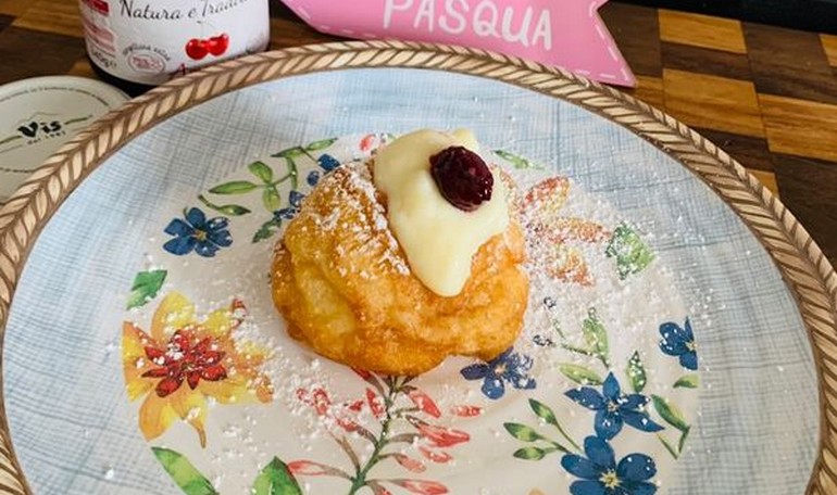 Zeppole con crema e confettura di amarene