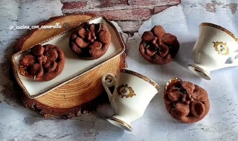 Cestini fioriti di frolla al cacao ripieni di marmellata all'arancia