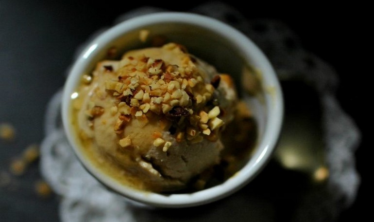 Sugar free and egg free yogurt and ricotta cheese ice cream with hazelnuts and honey