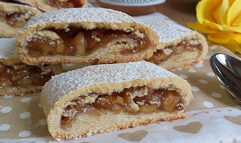 Strudel biscuits with nuts and apple