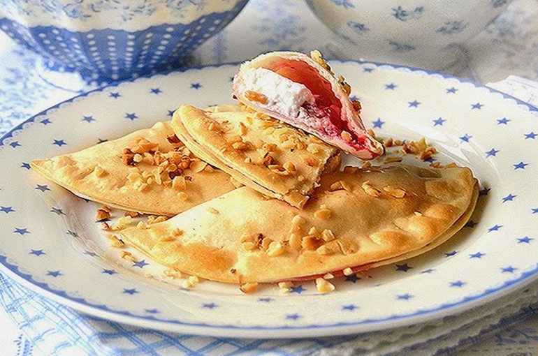 Dumplings of pâte brisée with cottage cheese and lingonberries