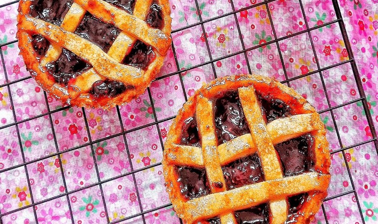 Crostatine all’olio evo e farina di nocciole con confettura di ribes